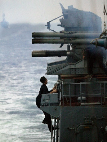 Cận cảnh tổ hợp pháo - tên lửa phòng không Kashtan được trang bị trên các tàu hộ vệ Project 11540 hay còn gọi là Neaustrashimy. Đây là loại hỏa lực phòng không khủng khiếp với hai khẩu pháo 6 nòng cỡ 30mm cùng dàn tên lửa tầm thấp phản ứng cực nhanh.