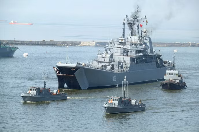 Loại chiếm hạm chủ lực tiếp theo không thể thiếu của Hạm đội Baltic là tàu đổ bộ cỡ lớn Project 775 Ropucha được đóng từ những năm 1970.