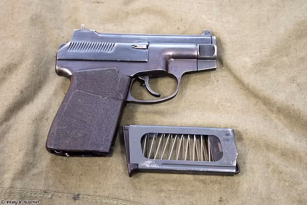 Hộp chứa đạn được tháo rời ra khỏi súng. PSS sử dụng hệ thống trích khí piston để đẩy đạn giúp cho việc giảm tiếng ồn rất hiệu quả.