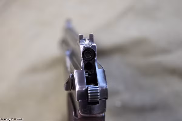 Điểm ngắm điểm ruồi cho phép xạ thủ có thể bắn trúng mục tiêu ở tầm xa tối đa 50m và bắn hiệu quả mục tiêu ở khoảng cách 25m.