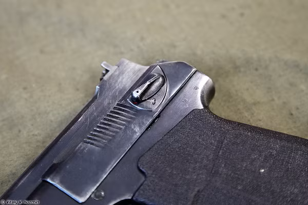 Hình ảnh khẩu PSS nhìn từ phía trái cho thấy gần đuôi súng có hệ thống khóa an toàn được thiết kế giống với súng ngắn Makarov.