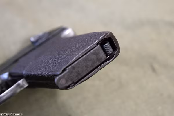 Hộp đạn súng lục giảm thanh PSS có thể mang theo được 6 viên SP-4 cỡ 7,62 x 41 mm.