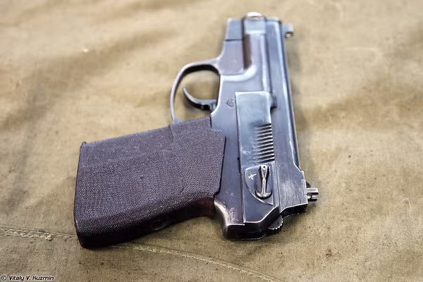 PSS có trọng lượng rỗng nhẹ 700 gram và 850 gram khi nạp đạn, cộng với khả năng giảm thanh cực tốt được xem là một loại vũ khí cực kì lợi hại để thực hiện các nhiệm vụ bí mật. Hiện súng lục PSS chỉ được trang bị cho các lực lượng vũ trang tinh nhuệ và thực thi pháp luật của Nga.