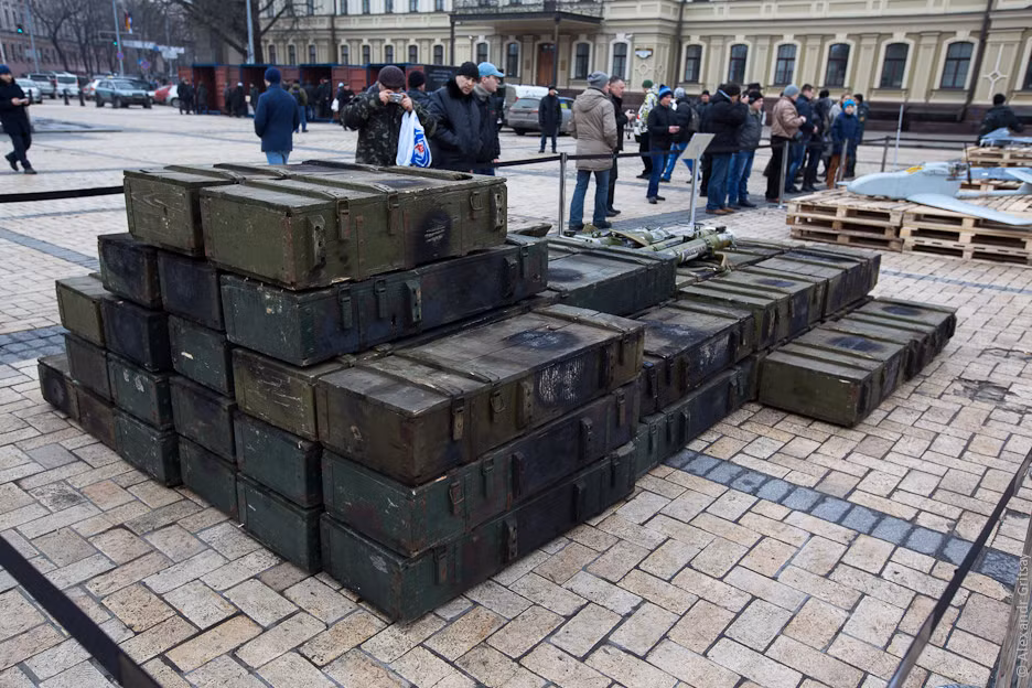 Một đống hộp đựng vũ khí.