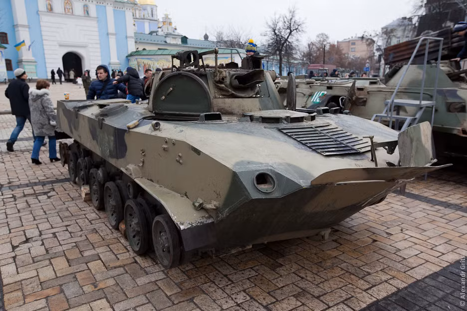 Còn đây là loại xe chiến đấu bộ binh đổ bộ đường không BMD-2 bị phá hủy gần như hoàn toàn.