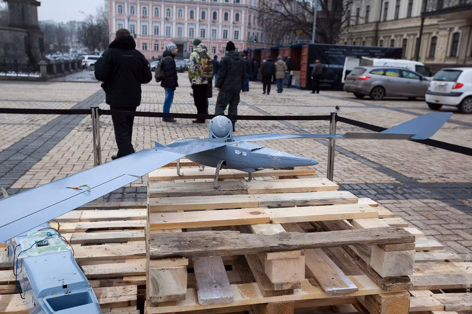 Ukraine cáo buộc loại UAV này có thể đến từ Công ty Oboronprom của Nga. Hiện phía Ukraine vẫn tiếp tục có những cáo buộc phía Nga có liên quan đến cuộc khủng hoảng ở miền Đông, Ukraine. Trong khi đó, chính quyền Moscow luôn bác bỏ những thông tin như vậy.