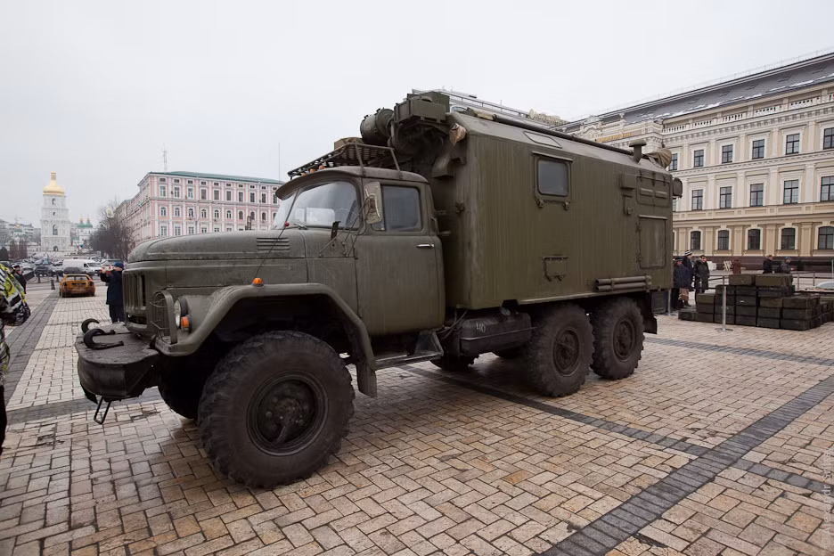 Hệ thống thông tin di động được đặt trên khung gầm xe ZIL-131.