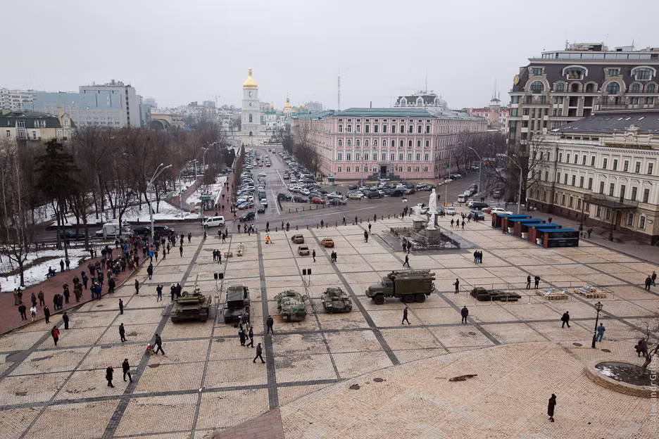 Đợt trưng bày vũ khí ly khai miền đông vừa được tổ chức tại quảng trường St.Michael, Kiev ngày 21/2/2015.