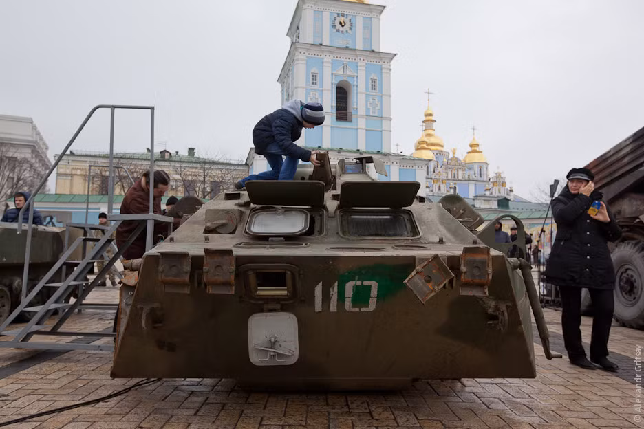 Đa số các vũ khí mà quân đội Ukraine thu giữ được từ tay quân ly khai đều trong tình trạng bị phá hủy, không thể di chuyển. Trong ảnh là xe thiết giáp BTR-80 đã bị mất hết bánh.