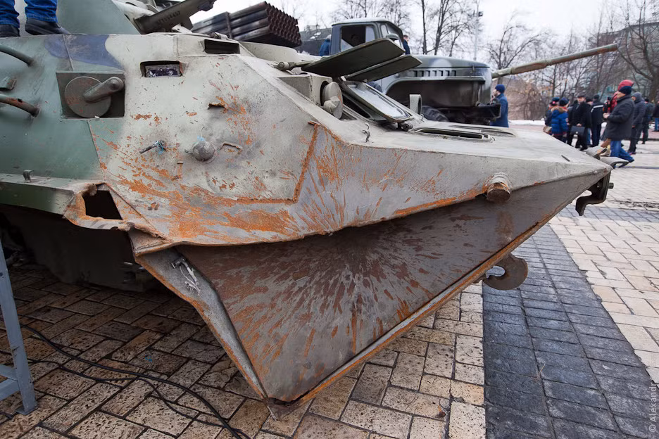 Chiếc xe này bị trúng đạn cối và đạn của súng phóng lựu RPG-26 của quân đội Ukraine.