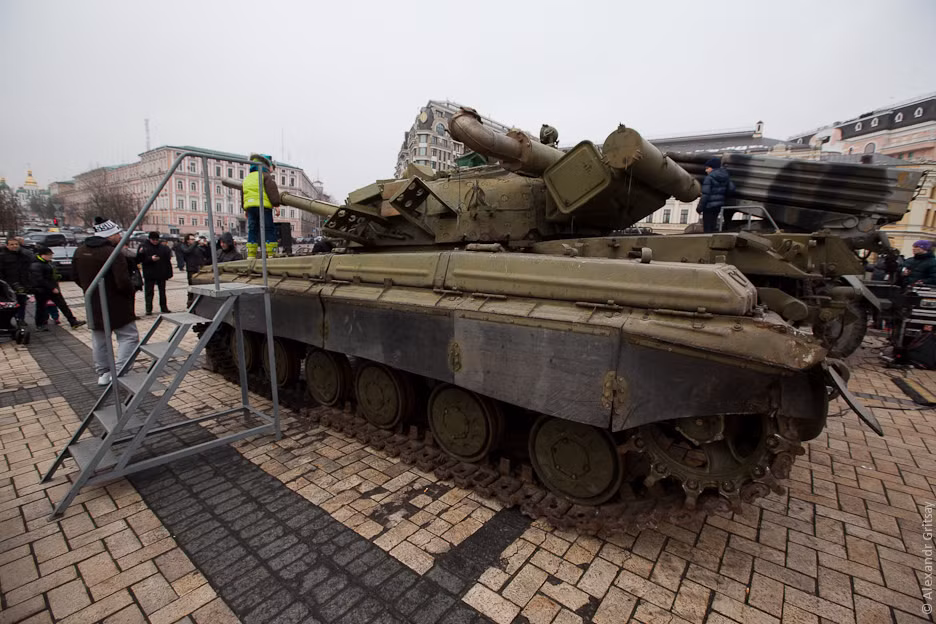 Cỗ tăng này đã bị quân đội Ukraine thu được khi nó đang mắc kẹt trong một hố ở vùng Donetsk.