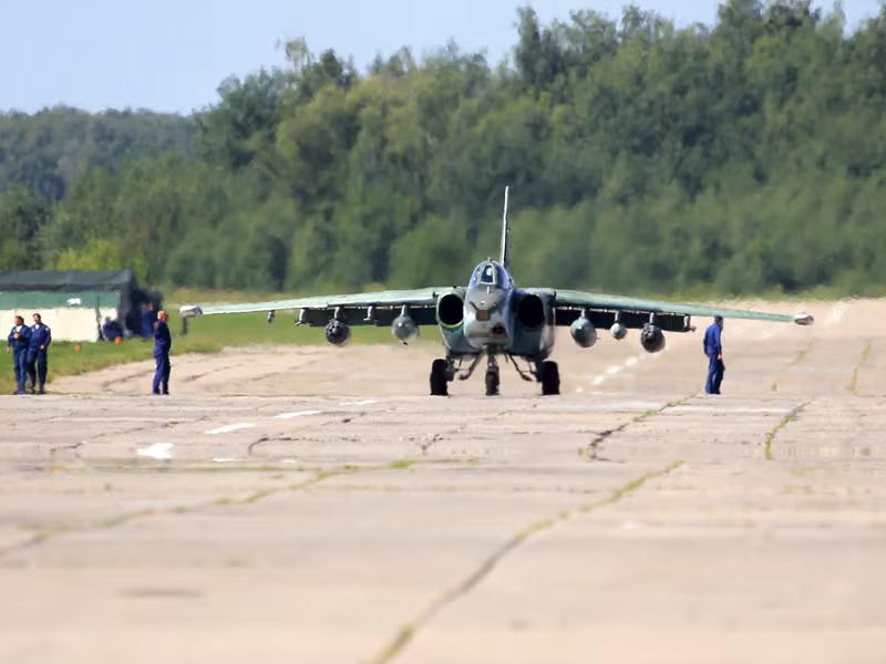 Dự kiến đối thủ tiềm năng mà Su-25 sẽ đối mặt là máy bay ném bom JH-7 đến từ Không quân Trung Quốc.