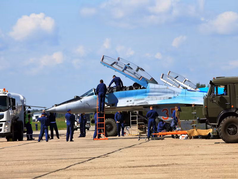 Các máy bay đang được kiểm tra, tiếp nhiên liệu sẵn sàng cho cuộc thi.