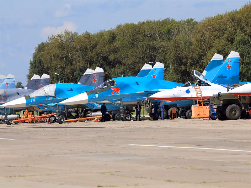 Ngoài Su-27, Nga sẽ cử các máy bay khác như: Su-24M, Su-25, Su-27, Su-34, Su-30SM, MiG-29SMT, IL-76, Tu-22M3, Ka-52, Mi-35 và Mi-8. Ảnh: các máy bay Nga đang được kiểm tra kỹ càng lần cuối trước khi cất cánh biểu diễn.