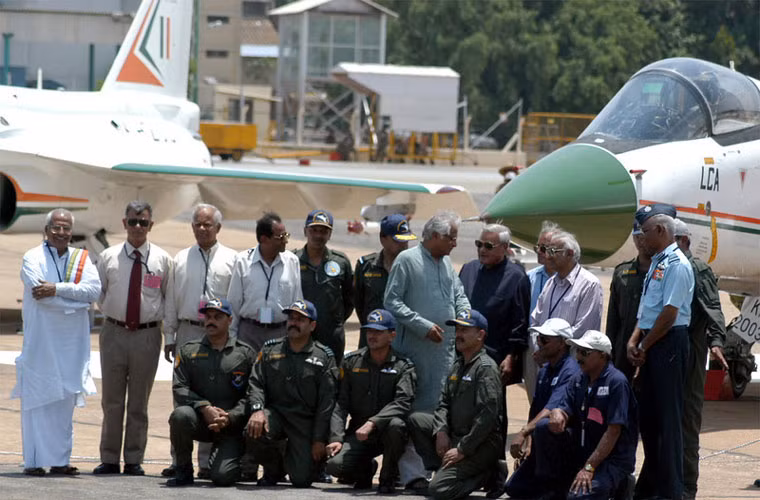 Đại diện của công ty HAL cho biết, công ty sẽ cố gắng nâng cao tốc độ sản xuất từ 6 chiếc/năm lên 8 chiếc năm sau nữa và sẽ cô gắng nhanh chóng đạt tới công suất tối đa là 16 chiếc/năm. Ông này cho rằng, 60% linh kiện của tiêm kích Tejas là sản xuất trong nước.