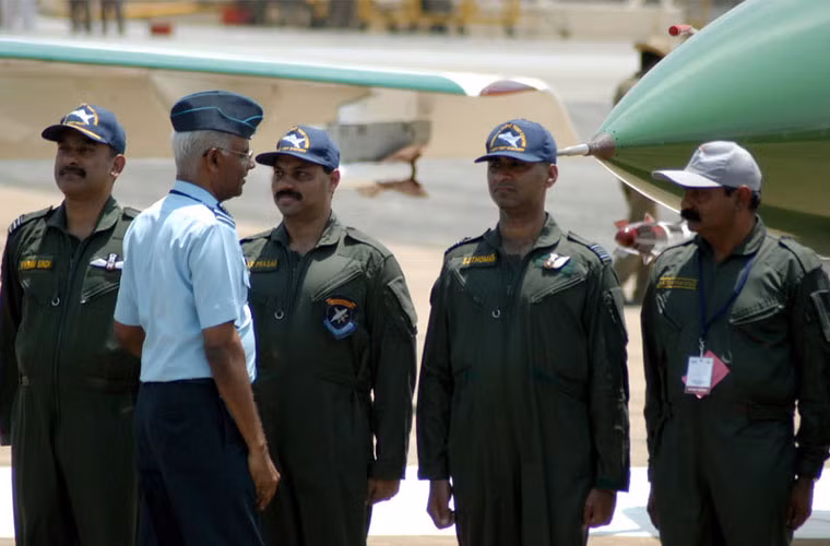 Không quân Ấn Độ dự kiến thành lập phi đội tiêm kích Tejas đầu tiên vào năm nay và phi đội thứ 2 vào năm 2017. Các máy bay loại này sẽ dùng để thay thế cho tiêm kích MiG-21 Bison đã lỗi thời.