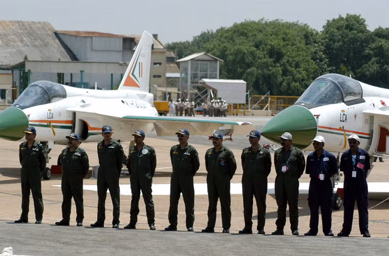Tiêm kích đa năng hạng nhẹ LCA Tejas do công ty hàng không Hindustan (HAL) của Ấn Độ phối hợp với Tổ chức Nghiên cứu và Phát triển Quốc phòng (DRDO) thuộc Bộ quốc phòng Ấn Độ nghiên cứu từ năm 1983 với tổng kinh phí khoảng 2 tỷ USD.