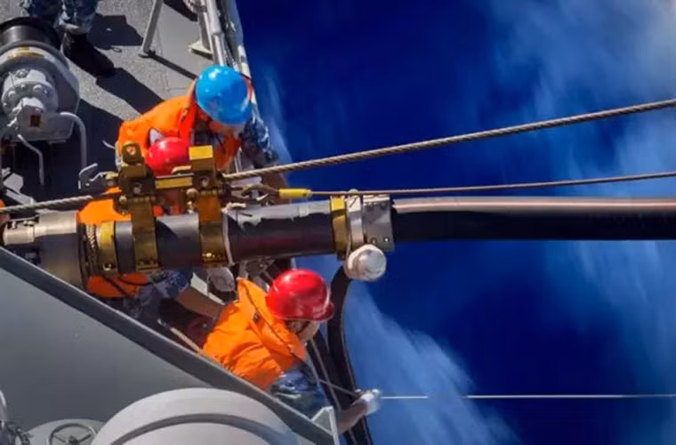 Trong ảnh là cảnh tiếp nhiên liệu giữa tàu Type 903 và tàu Type 052C, bây giờ đã là 8h sáng.