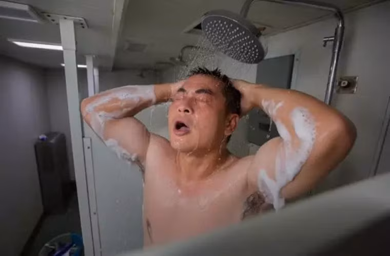 Lúc này đã là 3h sáng, trong ảnh viên thủy thủ trên tàu tranh thủ tắm trước khi nghỉ ngơi sau một ca trực. Dù hoạt động dài ngày trên biển nhưng nguồn cung nước ngọt của các tàu Type 052C Trung Quốc không phải là vấn đề quá lớn khi nó có thể lọc được hàng chục mét khối nước biển mỗi ngày.