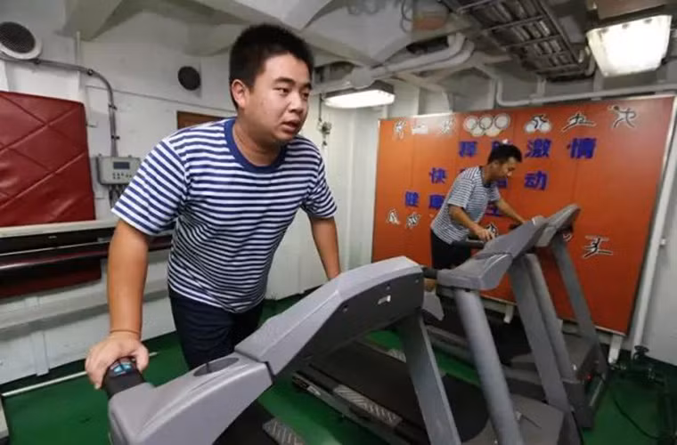 Trong ảnh là một số thủy thủ trên tàu khu trục Type 052C Trường Xuân luyện tập thể lực với máy chạy bộ trong giờ nghỉ của mình.