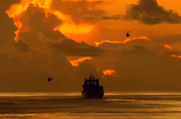 Sáu giờ tối những chiếc Ka-27 trên Type 052C bắt đầu buổi huấn luyện bay ban đêm.