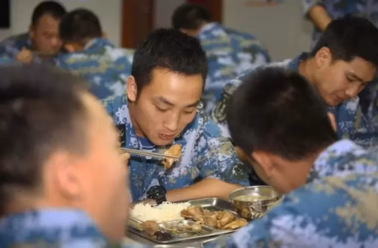 Đúng 17h chiều, các thủy thủ trên tàu Trường Xuân bắt đầu bữa tối, thực đơn trên các tàu chiến của Hải quân Trung Quốc khá đa dạng với chất lượng tương đương với các đơn vị trên đất liền.