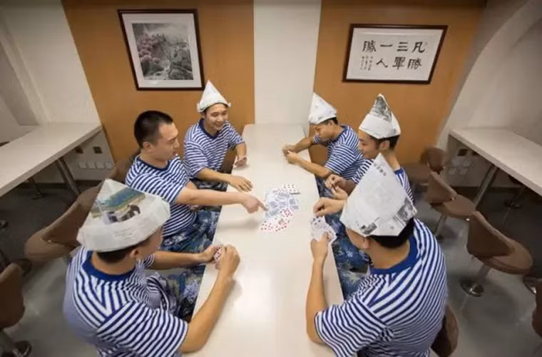 Trong ảnh là giờ giải trí của các thủy thủ trên tàu khu trục Trường Xuân sau một ngày huấn luyện vất vả, bây giờ đã 19h tối.