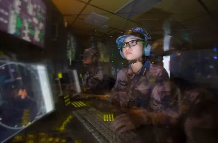 Các thủy thủ nữ cũng chiếm quân số khá lớn trên tàu khu trục Trường Xuân. Trong ảnh, một thủy thủ nữ tại phòng chỉ huy tác chiến của Type 052C, và lúc này đã 11h trưa.