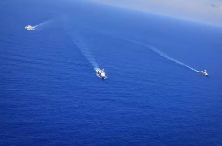 15h chiều, biên đội tàu chiến tham gia diễn tập bắn đạn thật với Type 052C nhìn từ trên cao.