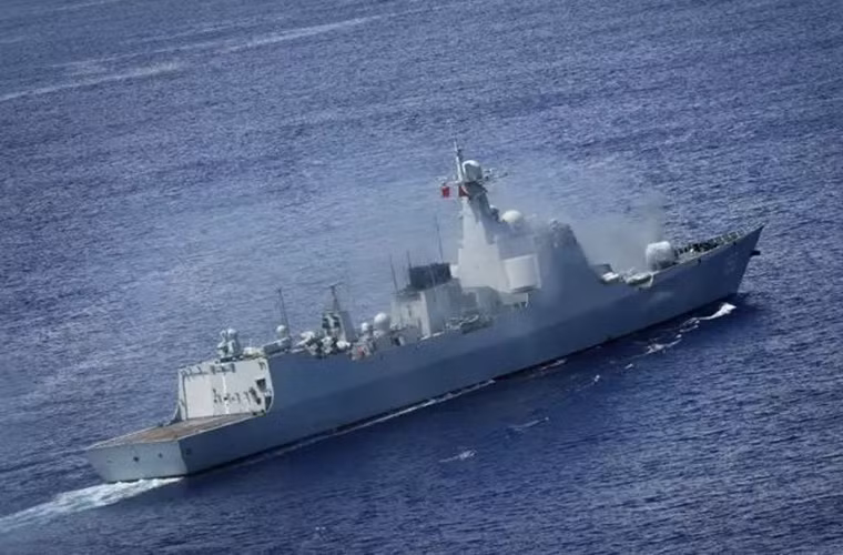 Đúng 12h, theo lịch trình tàu khu trục Trường Xuân tham gia diễn tập bắn đạn thật cùng biên đội tàu chiến đi cùng.