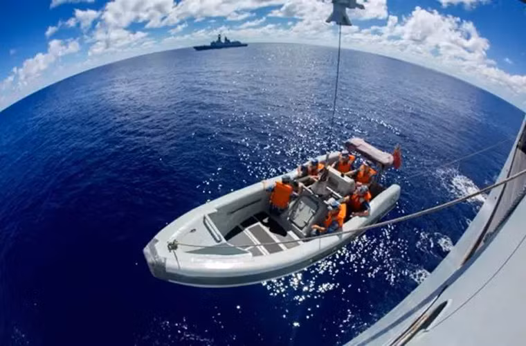 Xuồng cao tốc của Type 052C được triển khai để di chuyển một số sĩ quan sang tàu hộ vệ Type 054A gần đó cũng đang cùng tham gia diễn tập với tàu khu trục Trường Xuân. Bây giờ đã 14h chiều và đợt diễn tập trong ngày hôm nay cũng đã gần kết thúc.