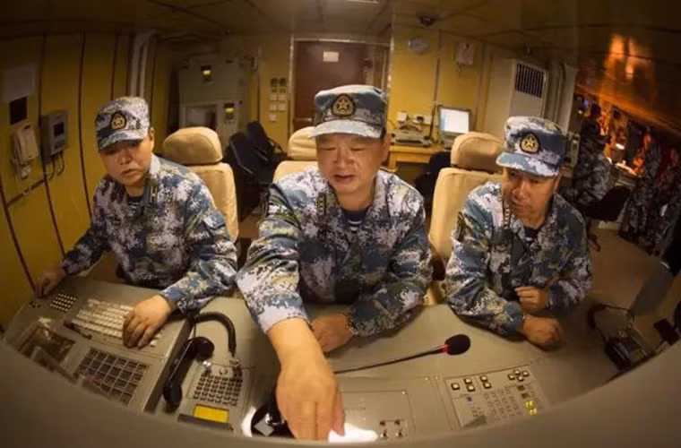 Bên trong phòng chỉ huy tác chiến của Type 052C vào lúc 10h sáng. Trên tàu khu trục này có không dưới 10 sĩ quan chỉ huy cấp cao điều hành các bộ phận. Trong khi đó tuổi đời trung bình của thủy thủ đoàn trên tàu khu trục Trường Xuân là 35 tuổi.