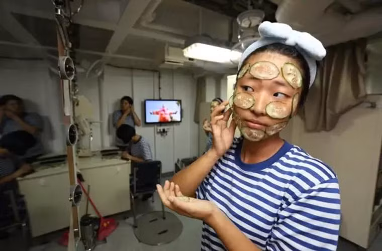 Quang cảnh trong cabin nghỉ ngơi của nữ thủy thủ tàu chiến Type 052C lúc 21h.