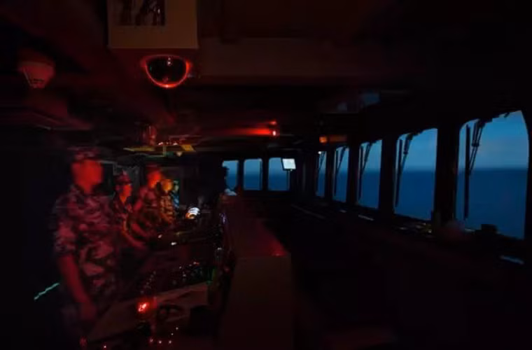 Bộ ảnh ghi lại 24 giờ hoạt động trên tàu khu trục Type 052C mang tên Trường Xuân (150). Con tàu dường như không ngủ khi nó hoạt động liên tục trong suốt chuyến hành trình. Trong ảnh là boong tàu chỉ huy của Type 052C Trường Xuân vào lúc 2h sáng.