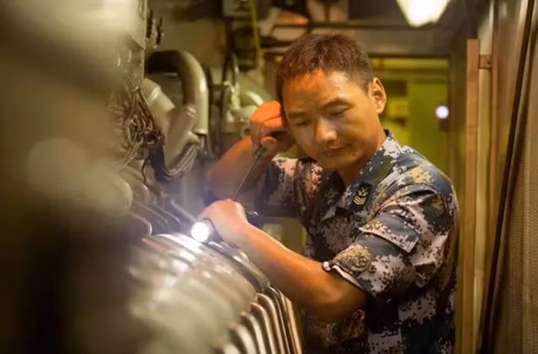 24h cũng là lúc các sĩ quan thuộc tổ máy trên Type 052C kiểm tra lại các động cơ đẩy diesel sau một ngày làm việc liên tục.