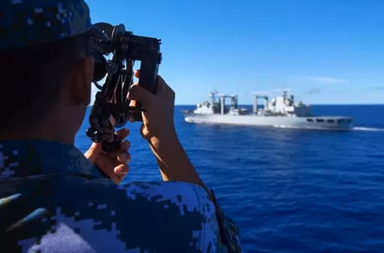 7h sáng, Type 052C Trường Xuân chuẩn bị tiếp nối với một tàu tiếp tế hậu cần Type 903. Mặc dù việc kết nối đã được tự động hóa nhưng các thủy thủ trên tàu Trường Xuân vẫn phải làm quen với việc tiếp nối thủ công giữa hai con tàu.