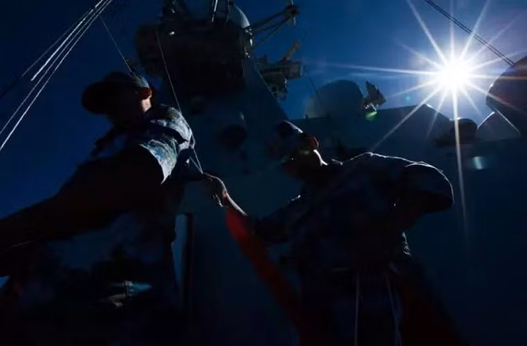 9h giờ sáng các thủy thủ trên tàu khu trục Trường Xuân bắt đầu tham gia huấn luyện đào tạo cơ bản trên tàu.