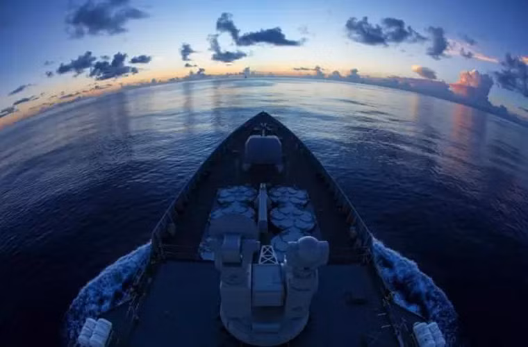 Ảnh chụp phía trước mũi tàu Type 052C Trường Xuân khi nó đang di chuyển về phía đông vào lúc 6h sáng.