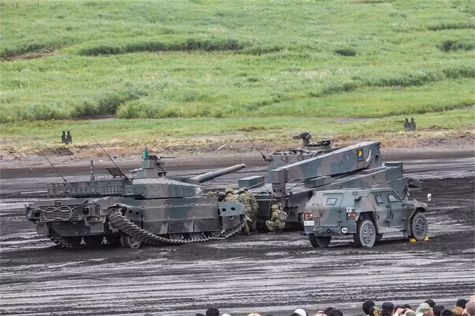 Điều đáng nói là lần thao diễn này của "vua tăng" Type 10 lại mời rất nhiều phóng viên, báo đài và người dân Nhật Bản tới chiêm ngưỡng.