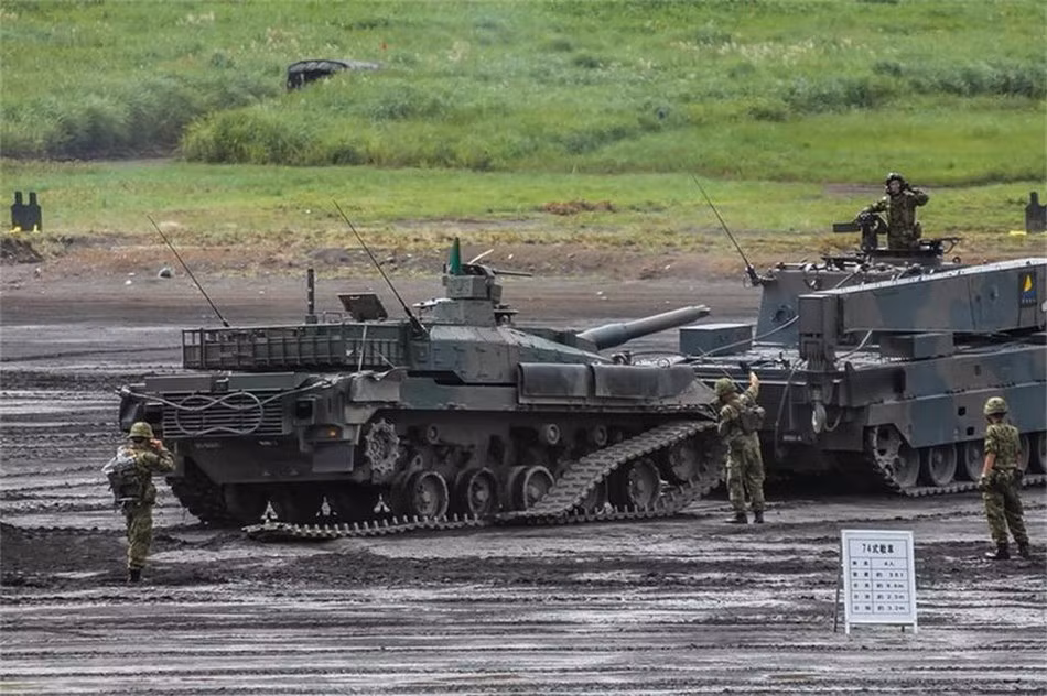 Xe cứu kéo đã lùi sát xe tăng bị đứt xích.