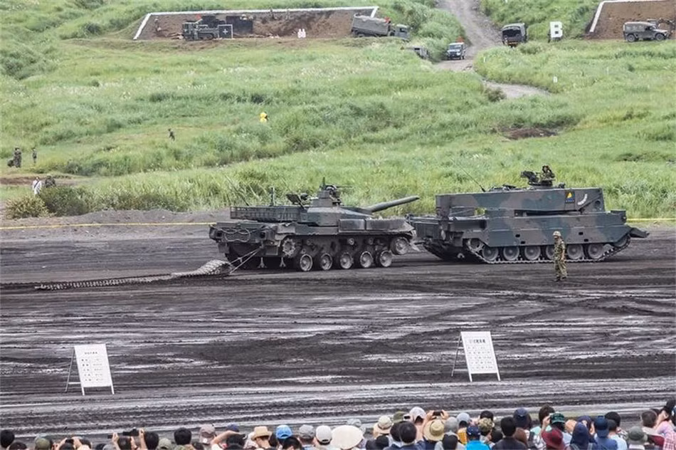 Trong khi đó nó cũng sở hữu loại vũ khí cực mạnh và được mệnh danh là "vua tăng" của Nhật Bản.