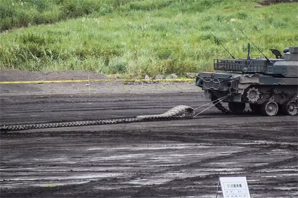 Tất nhiên sự cố lần này khiến một số người nghi ngờ rằng, Type 10 có lẽ không tốt như quảng cáo. Một số người thì cho rằng đây là một sự cố không mong muốn, một số khác lại lái theo hướng Nhật Bản cố tình làm vậy để khoe khả năng cứu hộ.