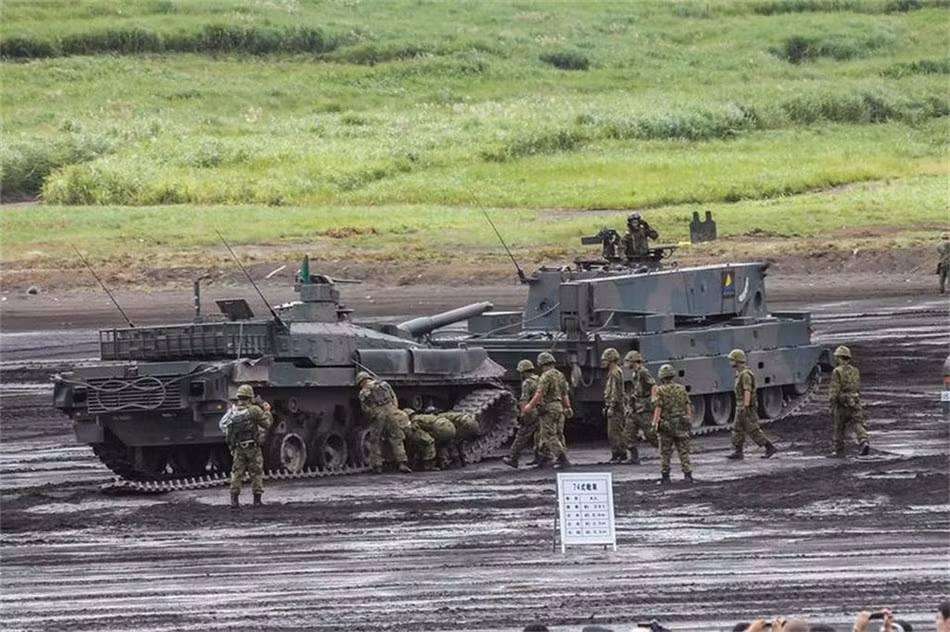 Vòng xích cuối cùng sắp được gỡ ra khỏi bánh xe.