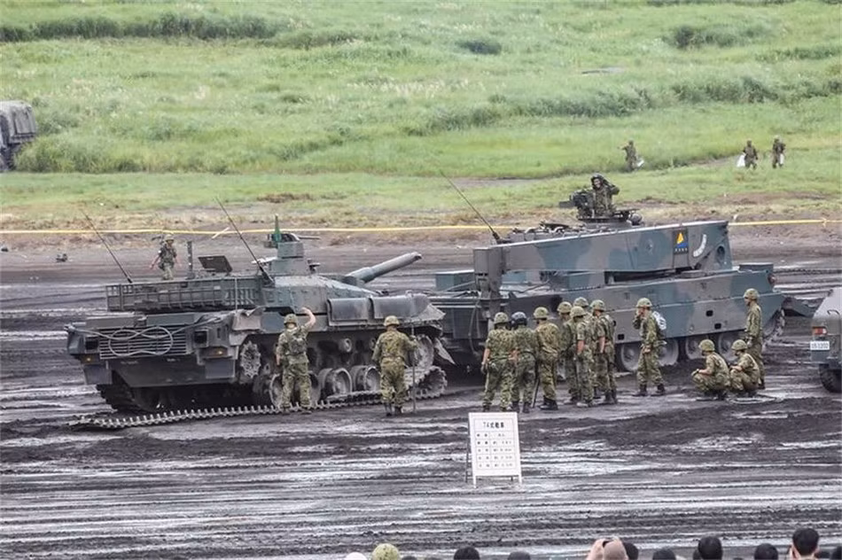 Type 10 là loại xe tăng chiến đấu chủ lực tiên tiến thuộc hế hệ thứ 4 do Tập đoàn Công nghiệp nặng Mitsubishi Nhật Bản chế tạo.