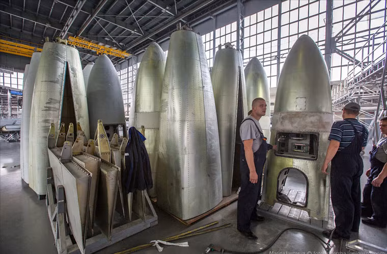 Cận cảnh các bộ phận máy bay không lồ trong nhà xưởng của nhà máy.