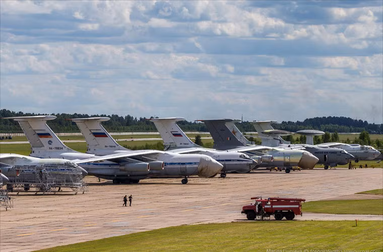 Ảnh: Bãi đỗ tại sân bay của nhà máy có hơn 20 máy bay IL-76, phần lớn được sản xuất trong giai đoạn 1985-1990.