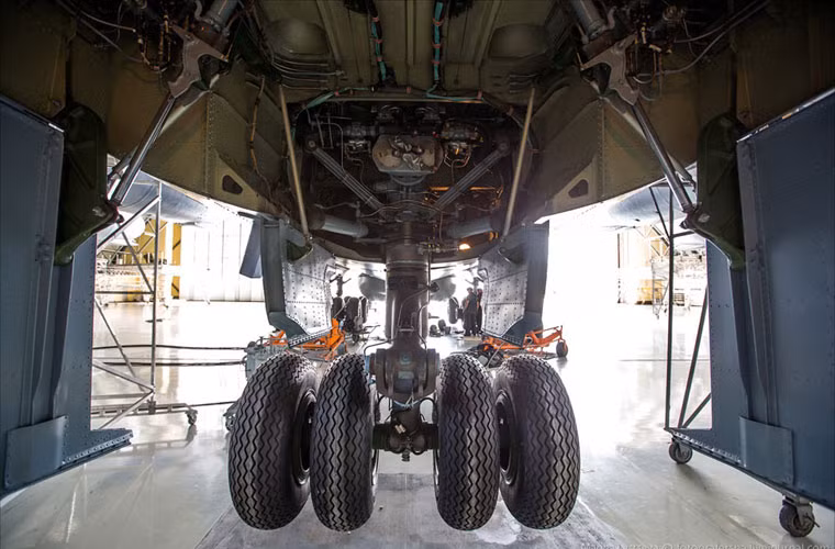 Để tránh ảnh hưởng đến việc duy trì hoạt động máy bay do dây chuyền chế tạo đã ngừng, nhà máy 123 bắt đầu tự sản xuất linh kiện.