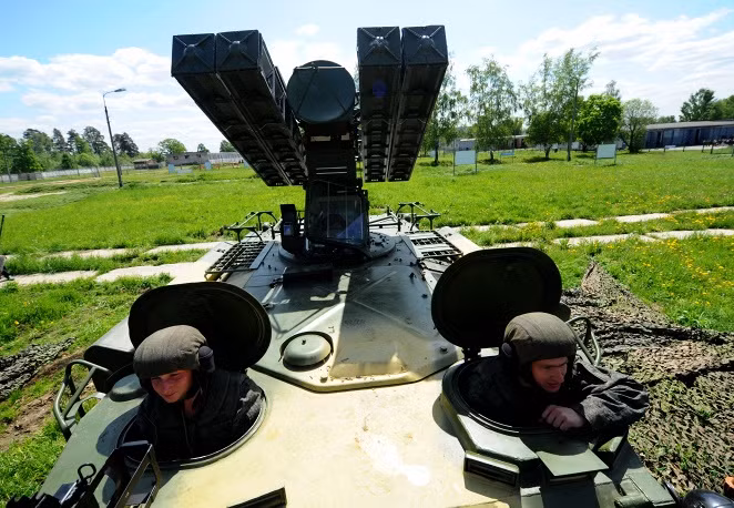 Hệ thống tên lửa phòng không tầm thấp 9K35 Strela-10 có tính cơ động cao của Nga. Có hiệu suất tác chiến cực tốt, giá lại rẻ, vận hành dễ nên Strela-10 được hầu hết các nước đồng minh của Liên Xô ưa dùng. Tuy không còn được sản xuất nhưng hiện Nga chủ yếu chào hàng gói nâng cấp của Strela-10.