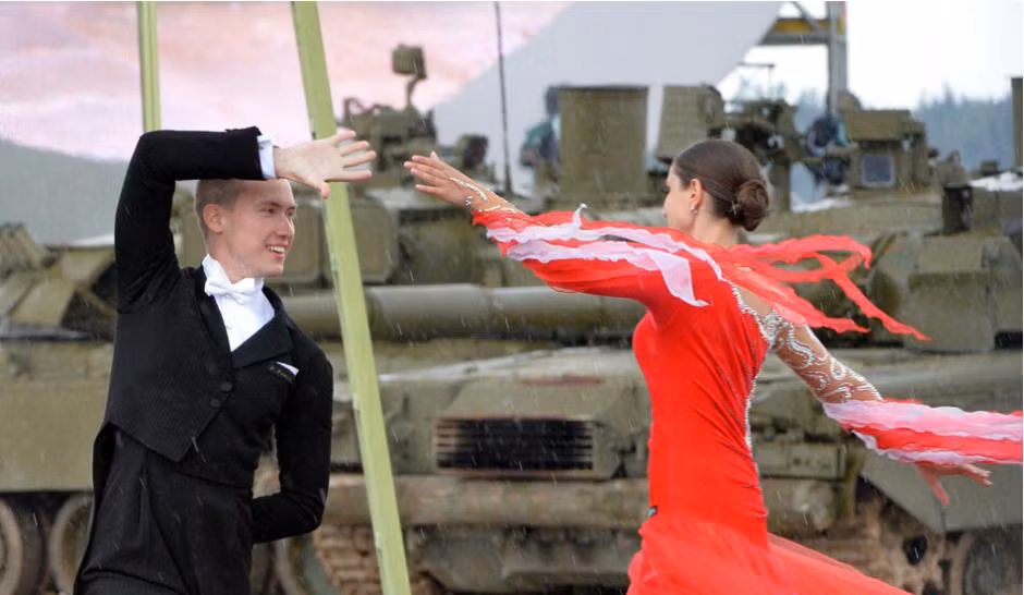 Múa lượn bên các chiến binh xe tăng hàng khủng T-72B.