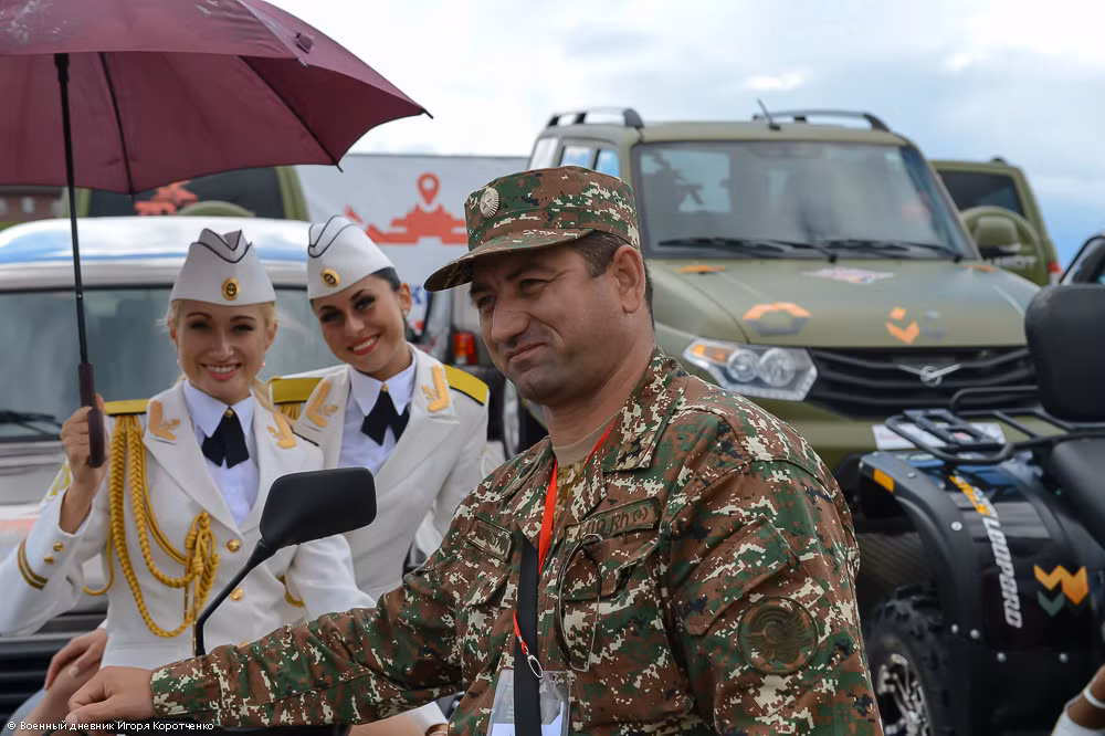 Bên cạnh các người đẹp là những xe hơi UAZ Patriot.